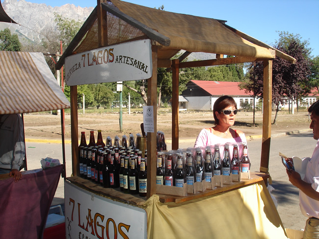 El Bolsón - vendedora de cervejas artesanais