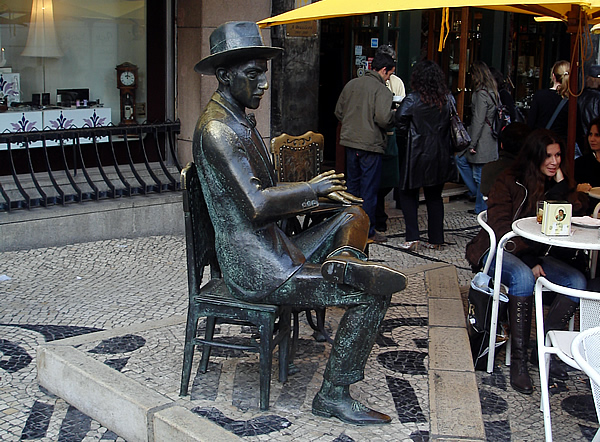 Estátua de Fernando Pessoa em Lisboa