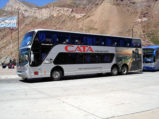 Ônibus na fronteira entre a Argentina e o Chile