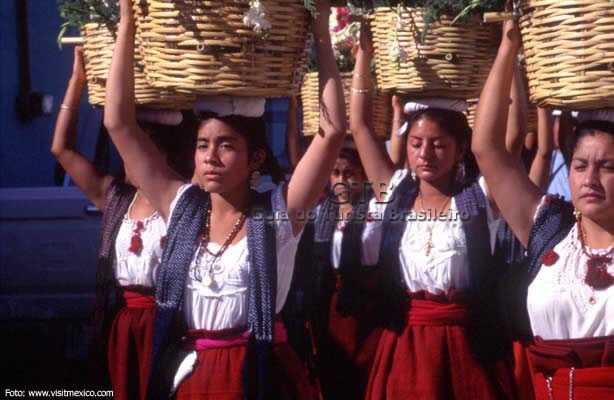 Mexicanas com roupas típicas
