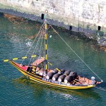 Barca com tonéis no Rio Douro, cidade do Porto