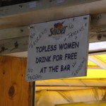 Humor caribenho em Maho Beach, Saint-Martin