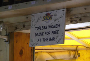 Humor caribenho em Maho Beach, Saint-Martin