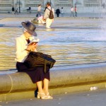 Parisiense no Jardin do Louvre