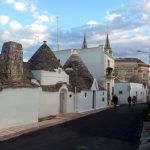 Sassi junto à parte moderna de Alberobello