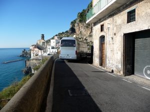 Costa Amalfitana, estrada estreitas e perigosas