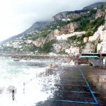 Amalfi, as ondas do mar atingem o estacionamento público