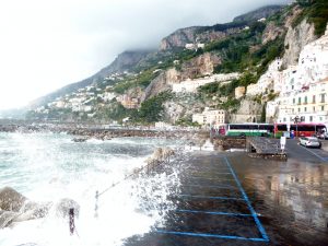Amalfi, as ondas do mar atingem o estacionamento público