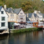 Casas no porto de Dinan