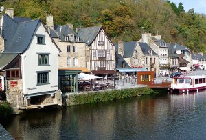 Casas no porto de Dinan