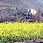 Construção medieval em uma colina da Umbria