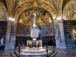 Decoração no interior do Duomo de Siena, Itália
