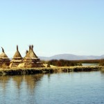 Ilha Flutuante em frente à cidade de Puno, no Titicaca, Peru