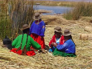Ilha flutuante dos Uros no lago Titicaca, Peru