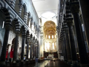 Interior do Duomo de Gênova, Itália