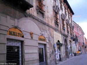 Imóveis abalados por um terremoto em l'Aquilla