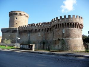 Castelo medieval ao lado das ruínas em Ostia Antica