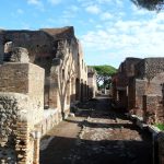 Rua em Ostia Antica, Itália