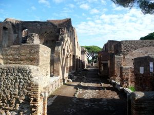Rua em Ostia Antica, Itália