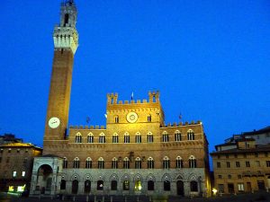 Piazza del Palio ao anoitecer, Siena, Itália