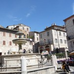 Praça em Assis, Umbria, Itália