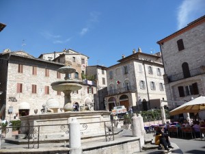 Praça em Assis, Umbria, Itália