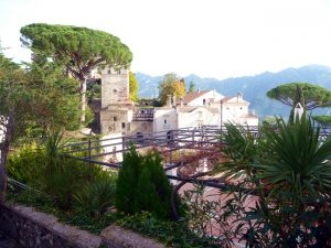 Ravello, no alto, sobre o Mediterrâneo