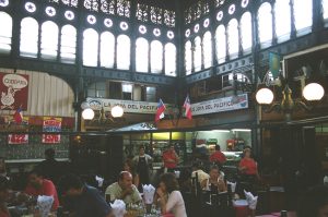 Restaurante de frutos do mar, mercado de Santiago, Chile