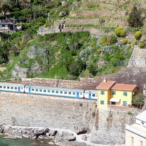 Trens ligam Cinque Terre a toda a Riviera Italiana