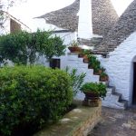 Jardim de um sassi em Alberobello, junto à parte moderna da cidade.