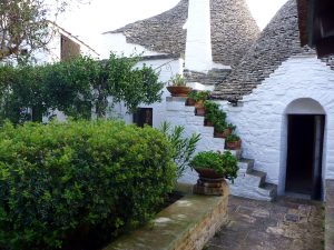 Jardim de um sassi em Alberobello, junto à parte moderna da cidade.