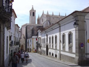 Rua em Évora, no Alentejo, Portugal