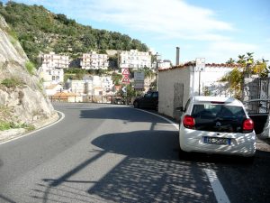 Maiori, na Costa Amalfitana, percorrida de carro