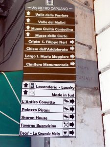 Placas de sinalização na Costa Amalfitana, Itália