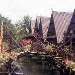 Casinhas em um canal de Bagkok