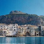 Cefalú vista do mar, Sicília, Itália