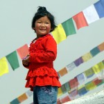 Criança na stuppa de Bodnath, Katmandu, Nepal