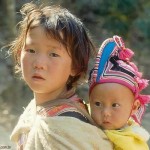 Crianças em aldeia próxima a Chiang Mai