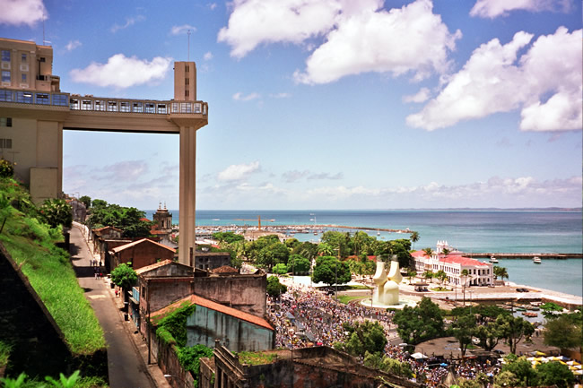 Elevador Lacerda, Salvador, liga a cidade Alta à Baixa