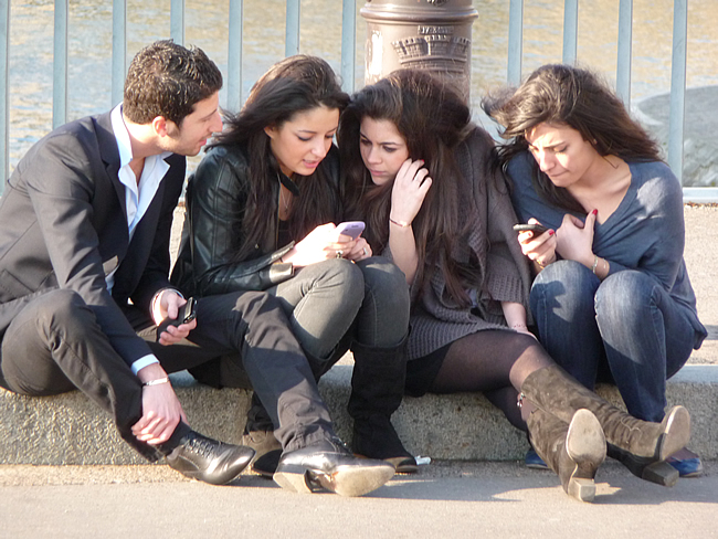 Paris, grupo de jovens na Île Saint-Louis