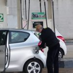 Na Europa quase não há frentistas, você é que tem que abster seu carro