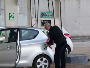 Na Europa quase não há frentistas, você é que tem que abster seu carro
