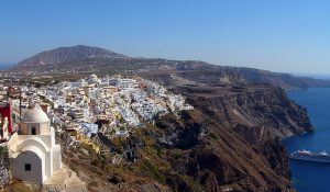 A cidade de Santorini, Grécia, Foto Robert Youg C BY.jpg