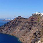 Santorini, o que sobrou da explosão de um um vulcão há 3 mil anos. -Foto Robert Toung C BY.jpg
