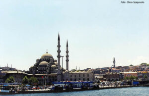 Instambul, na Turquia, mesquita com seus minaretes