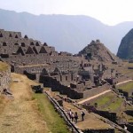 Sítio arqueológico de Machu Picchu no alto de uma montanha, Peru