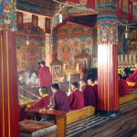 Interior de mosteiro budista em Pokhara, Nepal