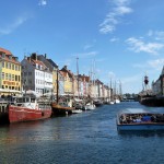Nyhavn (Porto Novo) em Copenhagen, lotado de cafés e restaurantes