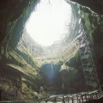 Cratera formada pelo desabamento de parte do "teto" do Gouffre de Padirac