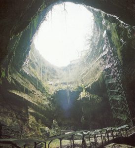 Cratera formada pelo desabamento de parte do "teto" do Gouffre de Padirac